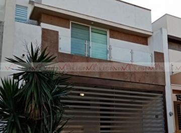 Casa · 198m² · 4 Recámaras · 2 Estacionamientos · Casa en Venta en Monterrey