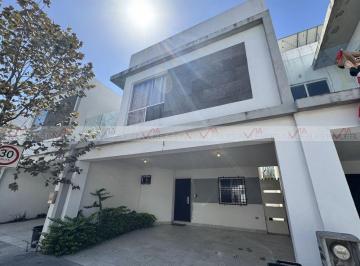 Casa · 208m² · 3 Recámaras · 2 Estacionamientos · Casa en Renta en Recova Residencial