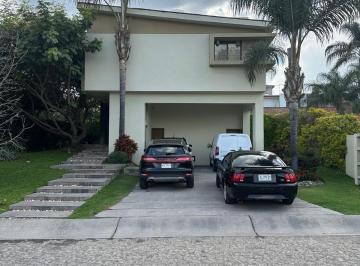 Casa · 292m² · 3 Recámaras · 4 Estacionamientos · Se Vende Casa en El Fraccionamiento Hacienda del Oro en Tlajomulco de Zuñiga Jalisco