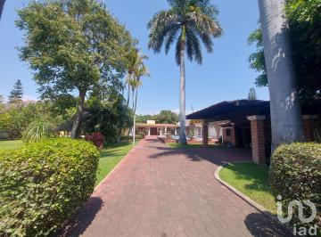 Casa · 480m² · 5 Recámaras · 4 Estacionamientos · Casa 1 Nivel con 2 Bungalows, 5 Rec + Amaras Alberca, Jardín y Seguridad.