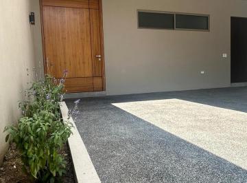 Casa · 305m² · 3 Recámaras · 2 Estacionamientos · Casa en Venta en Amorada 4to Sector