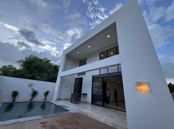 Casa · 432m² · 4 Recámaras · 4 Estacionamientos · Casa en Venta en Privada en La Zona Country Club