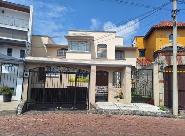 Casa · 550m² · 4 Recámaras · 4 Estacionamientos · Rento Amplia Residencia con Alberca en Colinas del Bosque