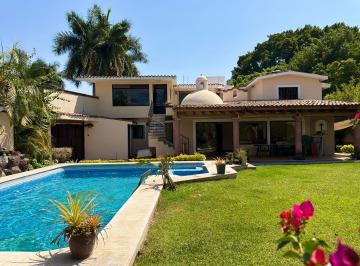 Casa · 346m² · 4 Recámaras · 3 Estacionamientos · Casa Residencial con Alberca y Jardín Privados Sumiya Cuernavaca Mor.