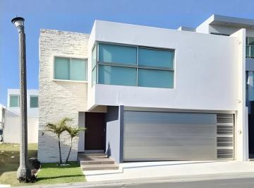 Casa · 235m² · 3 Recámaras · 2 Estacionamientos · Casa con Jardín en Venta en Lomas del Sol