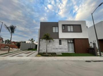Casa en condominio de 4 habitaciones, Corregidora · Casa en Venta en Zona Pueblito, Corregidora | Recamara en Planta Baja + Jardin