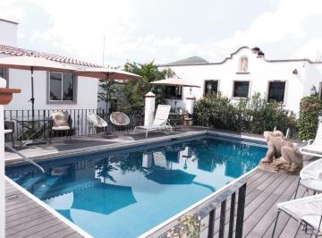 Casa · 632m² · 9 Recámaras · 2 Estacionamientos · Residencia con Alberca en Marfil