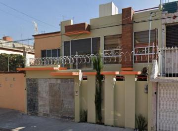 Casa de 3 habitaciones, Venustiano Carranza · Casa en Retorno Jardín Balbuena en Venta Hipotecaria