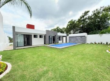 Casa · 206m² · 4 Recámaras · 3 Estacionamientos · Venta de Casa con Alberca en Real de Oaxtepec