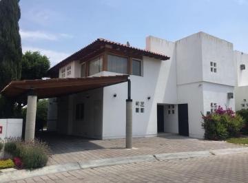 Casa · 210m² · 3 Recámaras · 2 Estacionamientos · Casa en Renta Lomas del Campanario II