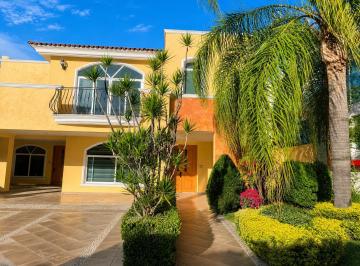 Casa de 3 habitaciones, Zapopan · Casa en Renta en Puerta de Hierro con Recámara/estudio en Planta Baja