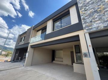 Casa · 272m² · 3 Recámaras · 2 Estacionamientos · Casa en Venta Rios del Vergel, Viento Libre, Santiago