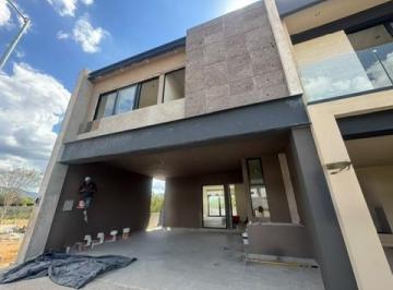 Casa · 272m² · 3 Recámaras · 2 Estacionamientos · Casa en Venta Rios del Vergel, Viento Libre, Santiago