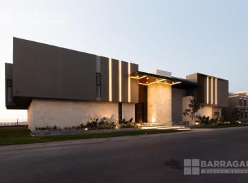 Casa · 1380m² · 5 Recámaras · 6 Estacionamientos · Residencia de Lujo en Venta en El Campanario