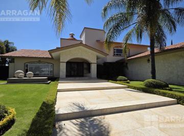 Casa · 913m² · 3 Recámaras · 4 Estacionamientos · Casa Estilo Californiano en Venta en El Campanario