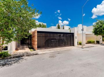 Casa de 3 habitaciones, Mérida · Casa en Venta en Zona Temozón Norte, Mérida | 445 m² de Terreno, Alberca, Paneles Solares