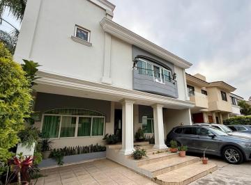 Casa en condominio · 290m² · 3 Recámaras · 3 Estacionamientos · Casa Amplia en Venta en Condominio Oxford Virreyes, Zapopan