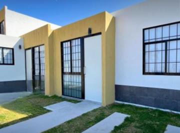 Casa de 2 habitaciones, San Francisco de los Romo · Casa en Venta Individual Adelante de Puertecito de La Virgen