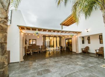 Casa · 314m² · 4 Recámaras · 1 Estacionamiento · Casa con 390 m² de Terreno y 4 Recámaras en Venta en Villa de Los Frailes