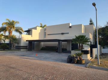 Casa · 536m² · 4 Recámaras · 8 Estacionamientos · Venta Casa Pemium 4 Rec. en Privada con Jacuzzi en Esquina en Juriquilla Qro.