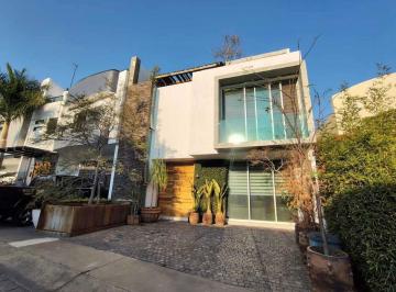 Casa · 260m² · 5 Recámaras · 2 Estacionamientos · Casa Valle Imperial
