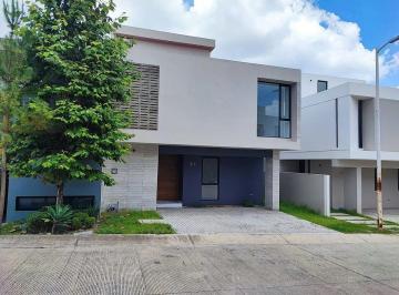 Casa · 239m² · 3 Recámaras · 2 Estacionamientos · Casa en Fracc. Los Robles