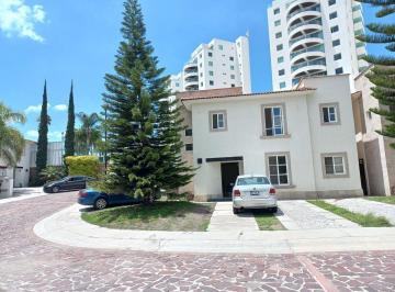 Casa de 3 habitaciones, Querétaro · Casa en Renta en Cumbres del Lago Juriquilla, en Esquina, con Excedente de Terreno