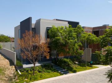 Casa en condominio · 690m² · 3 Recámaras · 6 Estacionamientos · Espectacular Residencia a Estrenar en Las Lomas Club Golf con Acabados de Super Lujo