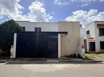 Casa de 3 habitaciones, Mérida · Casa con Habitación en Planta Baja, Alberca, en Gran Santa Fe Norte.