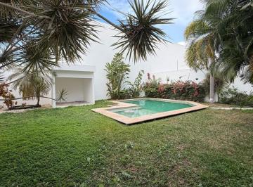 Casa · 478m² · 6 Recámaras · 4 Estacionamientos · Casa en Venta en Montecristo, Mérida