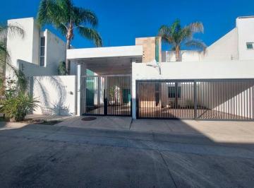 Casa · 300ha · 3 Recámaras · 3 Estacionamientos · Casa en Venta Cañada del Refugio Sur, León, Gto.