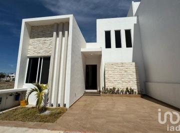 Casa · 110m² · 2 Recámaras · 2 Estacionamientos · Casa en Venta en Fraccionamiento Privado en El Venadillo.