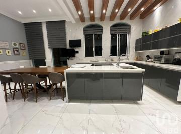 Casa · 633m² · 4 Recámaras · 6 Estacionamientos · Residencia de Lujo en Bugambilias 2da Secc,.alberca Climatizada, 4 Recamaras, 1320 Terreno y 633 con