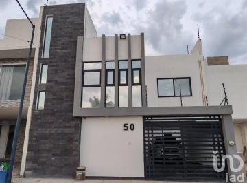 Casa · 217m² · 3 Recámaras · 4 Estacionamientos · Casa en Venta con Cuarto en Pb en Fraccionamiento Gibraltar, El Pueblito, Corregidora, Querétaro