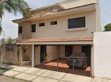 Casa de 3 habitaciones, San Pedro Tlaquepaque · Amplia Casa en Remate a 10 Min de Plaza Punto Nilo en Tlaquepaque