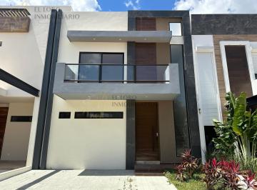 Casa · 253m² · 3 Recámaras · 2 Estacionamientos · Casa Moderna en Venta en Cancún | Alberca | Acabados de Lujo | Cocina con Granito | 3 m Altura Inter