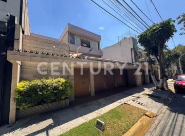 Casa · 550m² · 4 Recámaras · 4 Estacionamientos · Casa en Venta de 3 Niveles con 550 m² de Construcción en Hacienda Echegaray