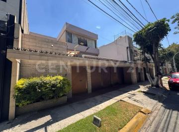 Casa · 550m² · 4 Recámaras · 4 Estacionamientos · Casa en Venta de 3 Niveles con 550 m² de Construcción en Hacienda Echegaray