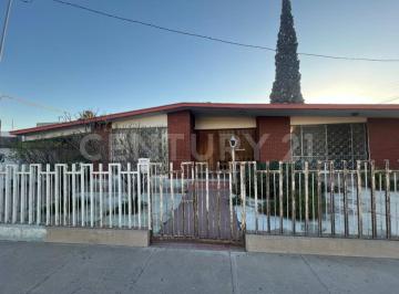 Casa · 207m² · 3 Recámaras · 2 Estacionamientos · Casa en Venta Santo Niño, Chihuahua