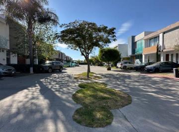 Casa de 4 habitaciones, Zapopan · Casa en Venta Solares, Zona Real