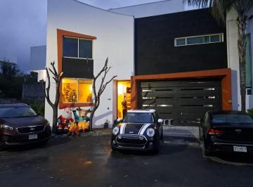Casa · 4 Recámaras · 2 Estacionamientos · Casa en Brisas de Valle Alto