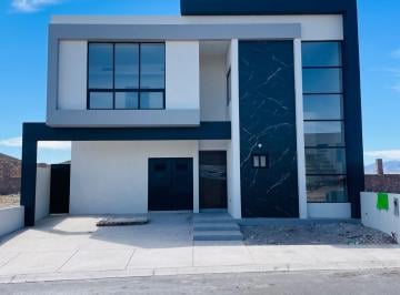 Casa · 282m² · 2 Estacionamientos · Casa - Bosques del Rejón