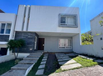 Casa en condominio · 180m² · 3 Recámaras · 2 Estacionamientos · Casa de Autor en Condominio Privado | 3 Recámaras | Jardín | 2 Estacionamientos