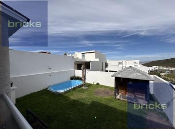 Casa · 280m² · 4 Recámaras · 2 Estacionamientos · Casa en Venta de 4 Recamaras con Alberca, Cumbres del Cimatario a 5 Minutos Hospital Angeles