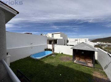 Casa · 280m² · 4 Recámaras · 2 Estacionamientos · Casa en Venta de 4 Recamaras con Alberca, Cumbres del Cimatario a 5 Minutos Hospital Angeles