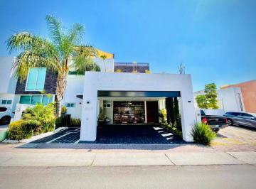 Casa de 4 habitaciones, Querétaro · Casa Amueblada de Lujo en Renta en El Refugio | Roof Garden y Jardín