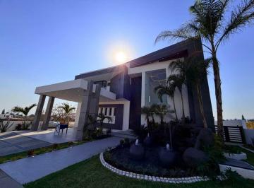 Casa · 512m² · 4 Recámaras · 2 Estacionamientos · Elegancia y Oasis Privado en Lomas de Cocoyoc