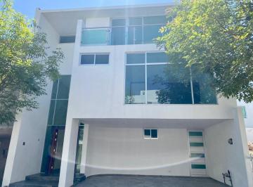 Casa · 275m² · 3 Recámaras · 2 Estacionamientos · Casa en Parque Cuernava (Lomas de Angelópolis Iii)