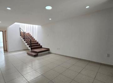 Casa de 4 habitaciones, Zapopan · Casa Remodelada en Pinar de La Calma. Amplia, Funcional, con 2 Recámaras en Pb y Excelente Ubicación
