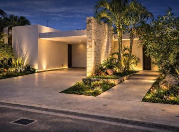 Casa · 308m² · 3 Recámaras · 4 Estacionamientos · Bonita Casa en La Rejoyada Residencial Komchen